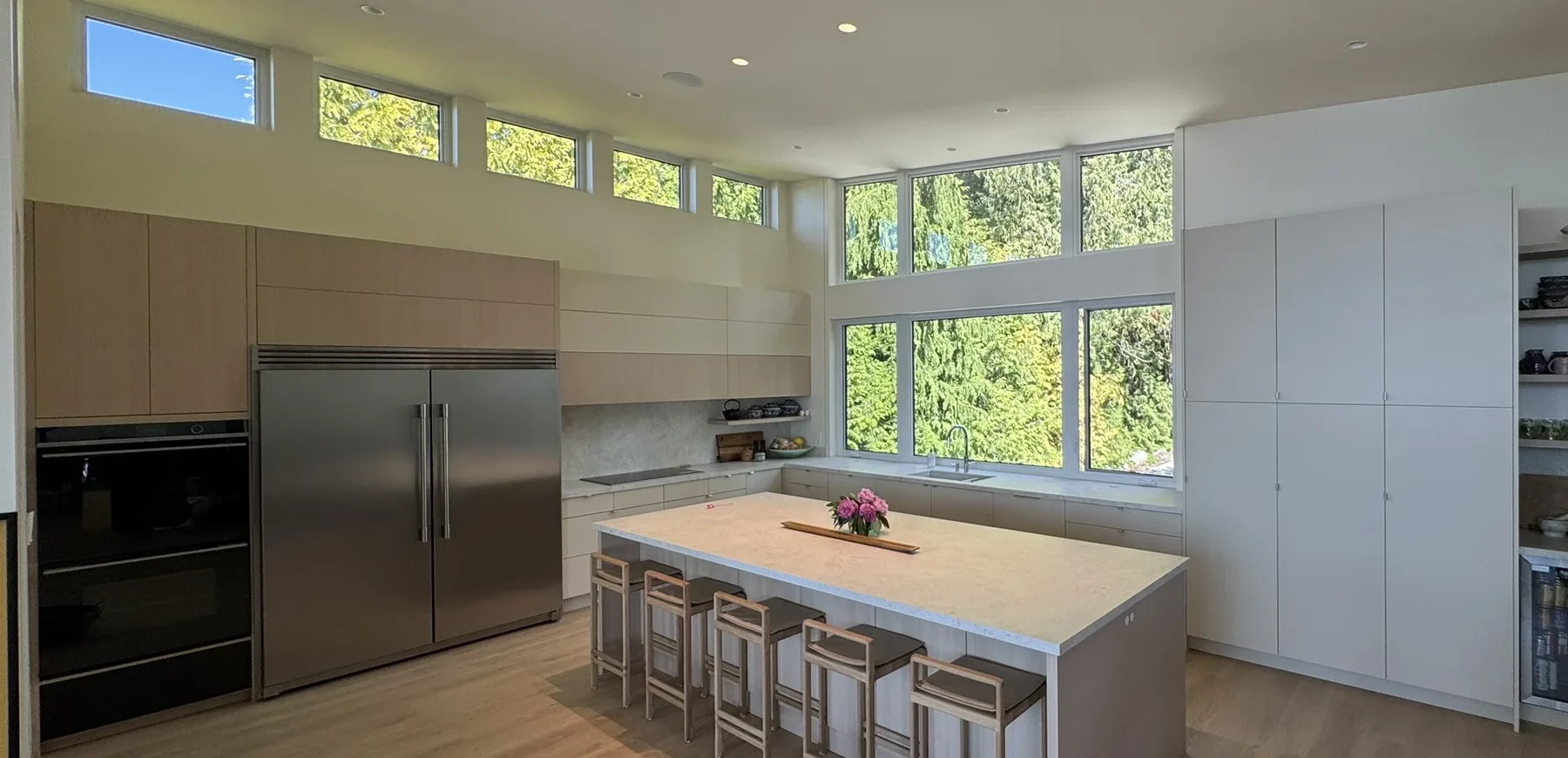 sunshine-coast-waterfront-custom-home-modern-kitchen Modern kitchen in a Sunshine Coast waterfront custom home with clerestory windows and large island.